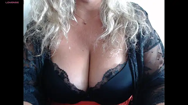 Snapshot of JenniLowen chatting on June 28, 2026, 6:09 am JenniLowen online show from June 28, 2026, 6:09 am