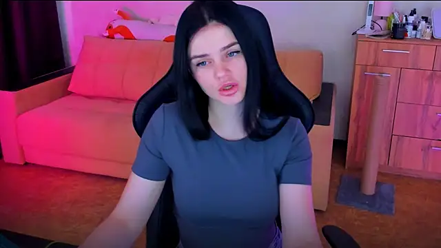 Lora Cain online show from March 11, 2025, 1:01 pm