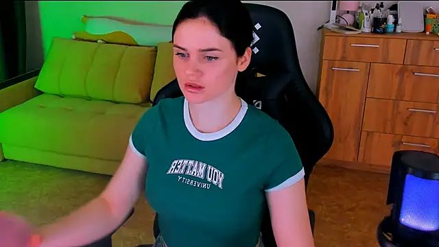 Lora Cain online show from March 3, 2025, 3:11 pm