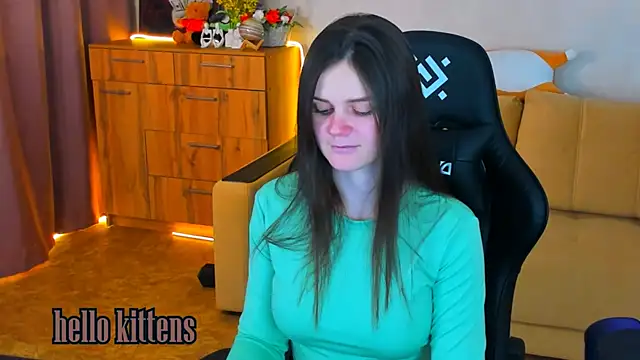 Lora Cain online show from December 19, 2024, 3:08 pm