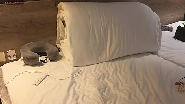 clementinena online show from March 14, 2025, 8:10 am