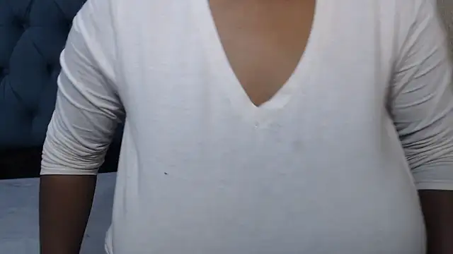 FlavoredNia online show from March 4, 2025, 3:15 pm