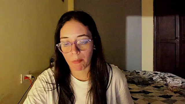 Snapshot of atenas_05_ chatting on June 6, 2026, 11:43 pm atenas 05 online show from June 6, 2026, 11:43 pm