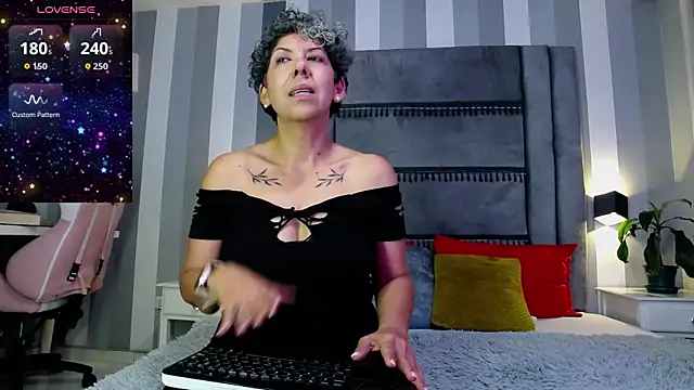 Snapshot of Julianewell chatting on April 30, 2026, 12:23 pm Julianewell online show from April 30, 2026, 12:23 pm