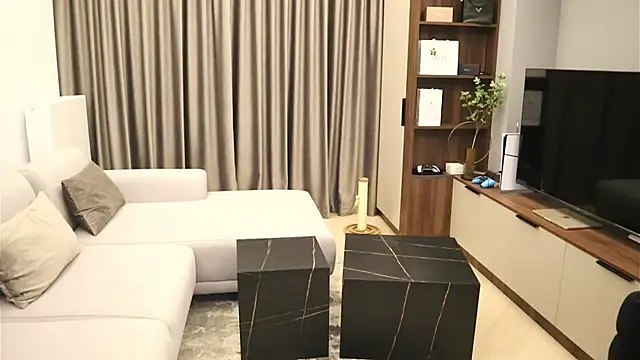 IrisNoire online show from September 17, 2025, 8:00 pm