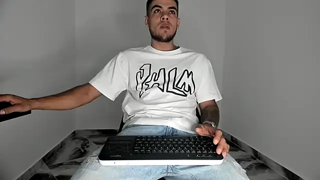 Snapshot of mikee_scooth chatting on November 18, 2025, 4:43 pm mikee scooth online show from November 18, 2025, 4:43 pm