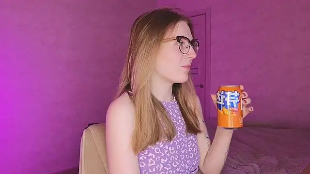 Snapshot of HalieCross chatting on November 17, 2025, 4:27 am HalieCross online show from November 17, 2025, 4:27 am