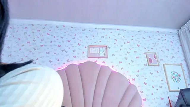 ashlyleee  online show from December 4, 2024, 6:00 pm