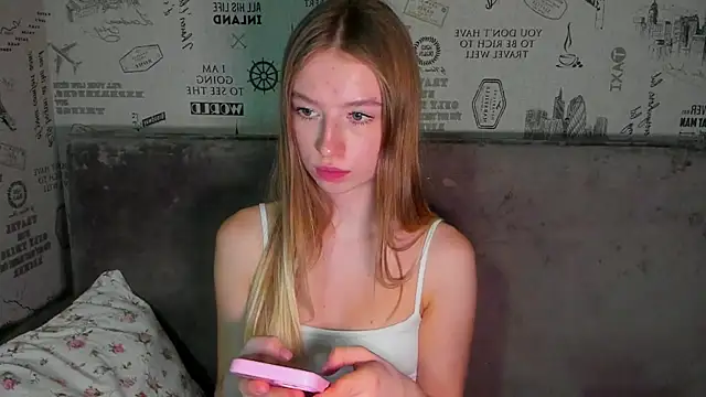 minidivaa  online show from November 25, 2025, 9:37 pm