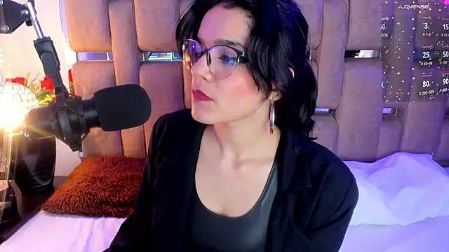 ValerieKay  online show from March 8, 2025, 3:45 pm