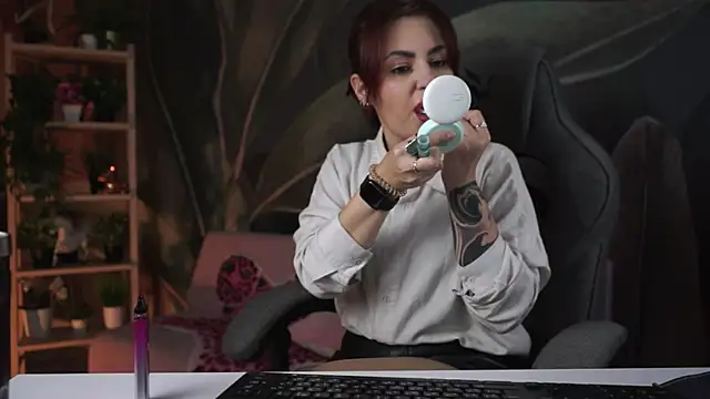 Lana  May online show from October 19, 2025, 6:05 am