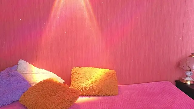 EmiGomez  online show from October 27, 2025, 1:23 pm