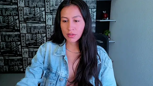 Snapshot of EmiGomez_ chatting on July 4, 2026, 12:06 am EmiGomez online show from July 4, 2026, 12:06 am