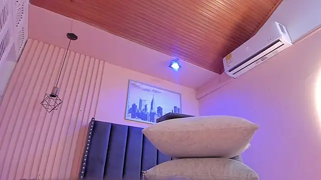 Snapshot of viiolett_lee chatting on March 20, 2025, 11:34 pm viiolett lee online show from March 20, 2025, 11:34 pm