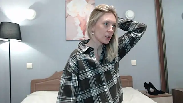 AvelinaLeoni online show from April 27, 2026, 7:39 am