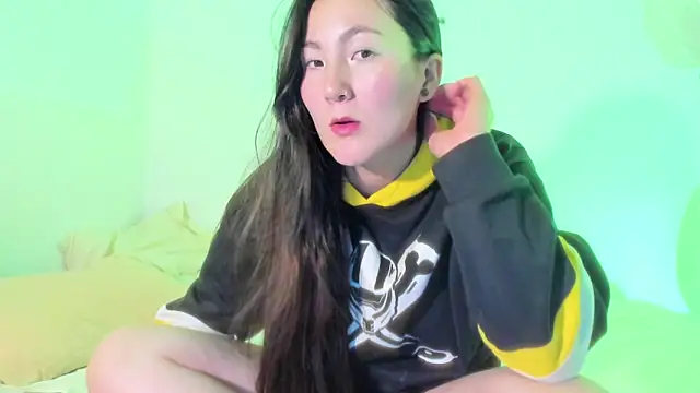 Elle Lee  online show from March 17, 2025, 6:21 pm