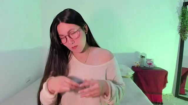 Elle Lee  online show from March 9, 2025, 3:05 pm