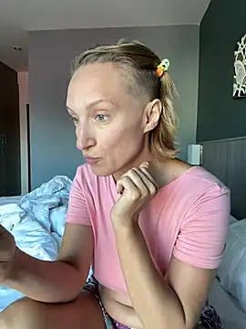 UmaTruewoman online show from April 12, 2026, 1:42 am