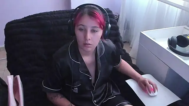 bonnie moon  online show from October 11, 2025, 8:21 pm