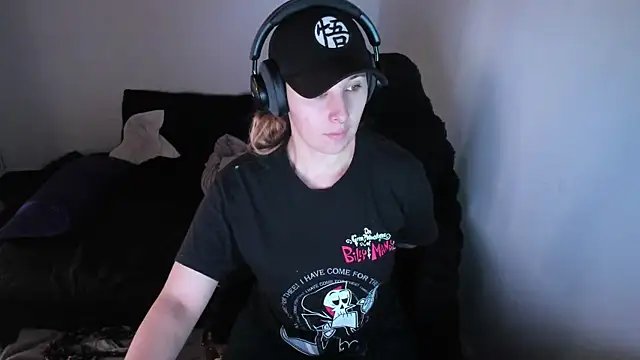 bonnie moon  online show from April 18, 2026, 9:04 pm