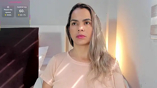 ClaraMariaMon online show from November 30, 2025, 2:07 pm