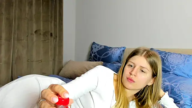 kirraa  online show from December 3, 2025, 2:49 pm