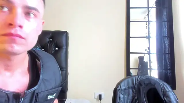 connorsmiith 26 online show from December 17, 2024, 4:32 pm