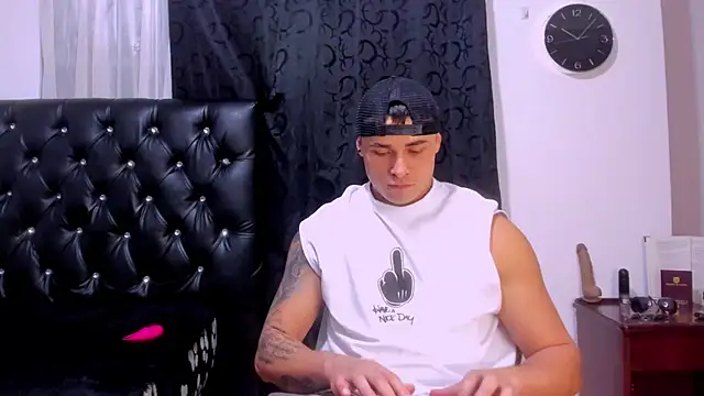 connorsmiith 26 online show from December 27, 2024, 3:09 am