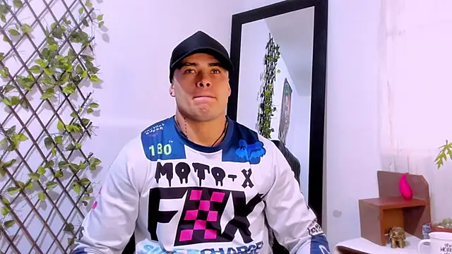 connorsmiith 26 online show from January 28, 2025, 12:00 pm