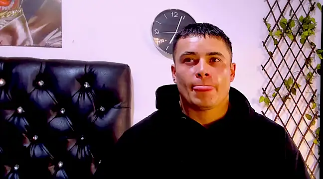 connorsmiith 26 online show from February 18, 2025, 12:06 pm