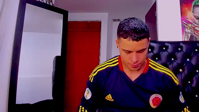 connorsmiith 26 online show from February 13, 2025, 4:17 pm