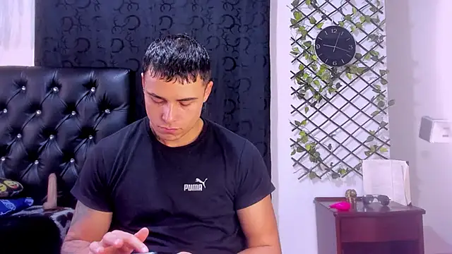 connorsmiith 26 online show from December 30, 2024, 2:19 pm