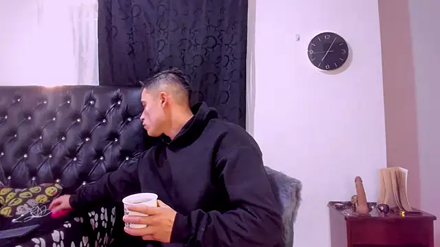 connorsmiith 26 online show from December 18, 2024, 12:07 pm