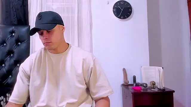 connorsmiith 26 online show from December 24, 2024, 3:37 pm