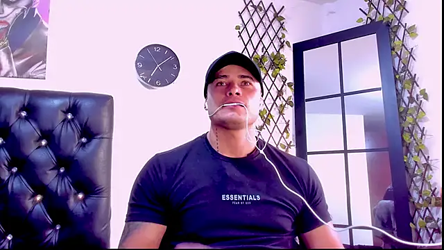 connorsmiith 26 online show from February 19, 2025, 12:11 pm