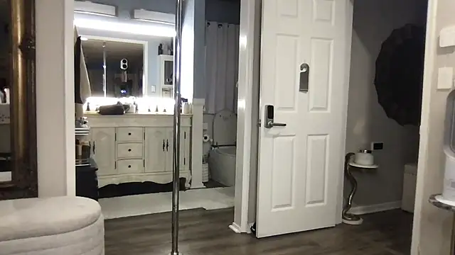 curvyfunlover online show from October 1, 2025, 11:25 am