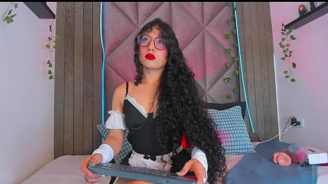 BriaConner  online show from November 10, 2025, 2:05 am