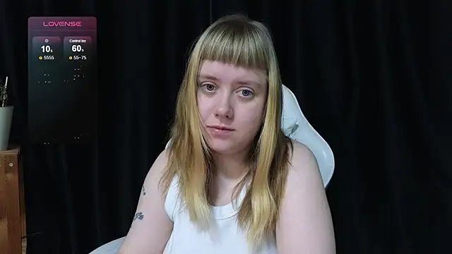 Snapshot of June_shy0 chatting on December 17, 2025, 6:51 am June shy0 online show from December 17, 2025, 6:51 am