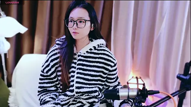 peichen6699 online show from November 20, 2025, 12:28 pm