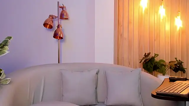 AriRobert  online show from September 15, 2025, 4:35 am