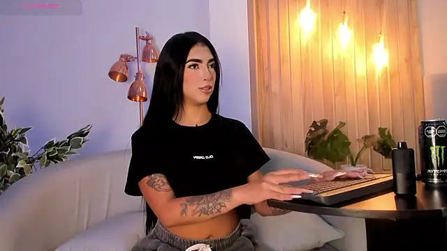 AriRobert  online show from September 17, 2025, 4:03 am