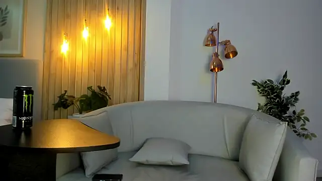 AriRobert  online show from September 14, 2025, 4:46 am