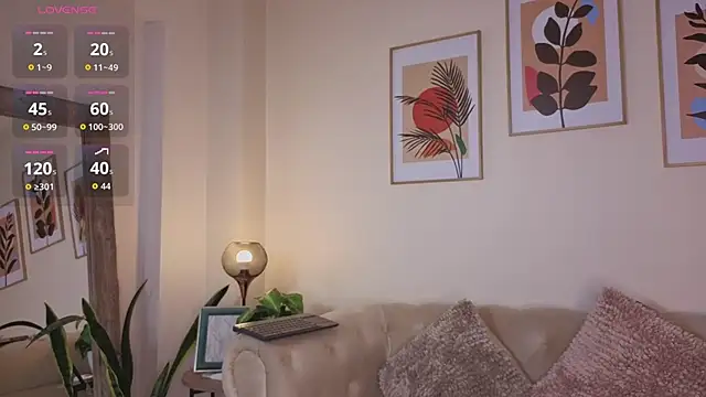 DahianaWalcott online show from October 8, 2025, 3:02 pm