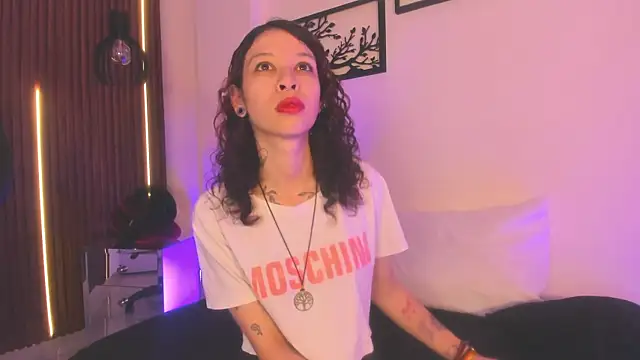 Cloe Evans1 online show from November 25, 2025, 5:35 pm