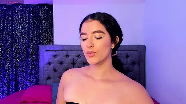 Snapshot of Adhara-zanne chatting on May 6, 2026, 9:13 am Adhara-zanne online show from May 6, 2026, 9:13 am