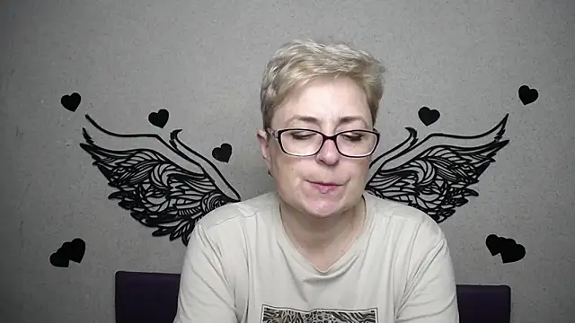 Snapshot of EmiliaGree chatting on April 4, 2026, 5:19 pm EmiliaGree online show from April 4, 2026, 5:19 pm