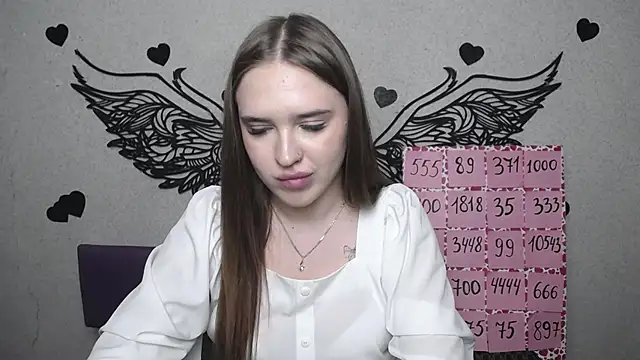 LauraHlot online show from April 16, 2026, 9:39 pm