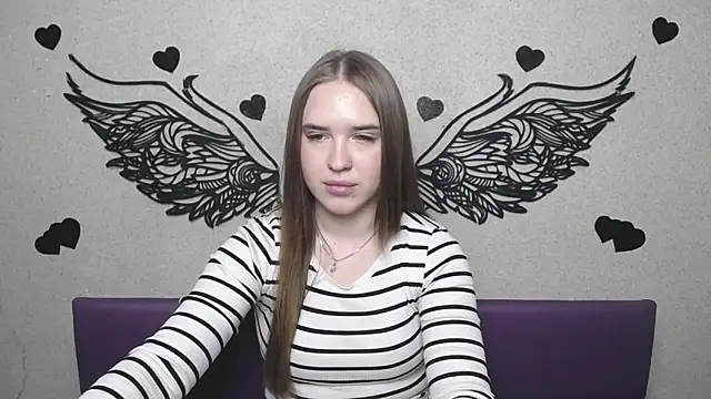 LauraHlot online show from April 18, 2026, 7:58 pm