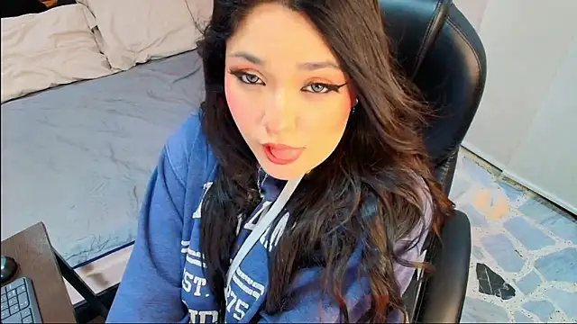 Camiila Osorio online show from April 15, 2026, 7:51 pm