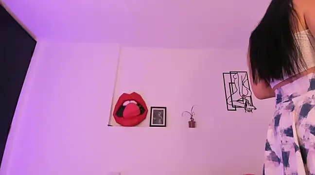 cloehonney online show from March 19, 2025, 12:12 pm